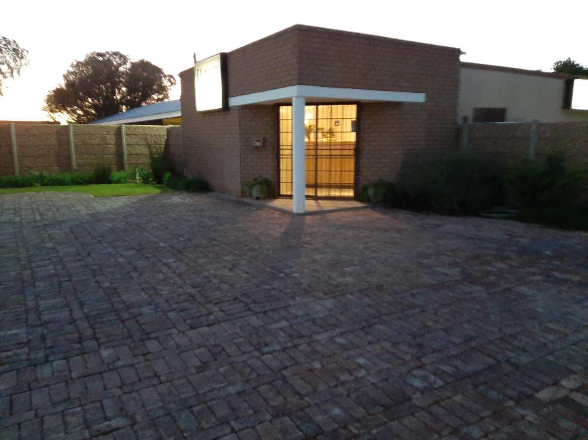 Apartamento En Route Beaufort West Exterior foto